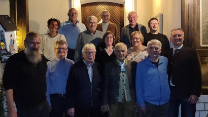 Bild:  Thomas Pronath/exb
Der CSU-Ortsverband Kümmersbruck ehrt langjährige Mitglieder (von links): Dirk Seidel, Vorsitzende Birgit Singer-Grimm, Wolfgang Scharl, Hans Nörl, Paul Wied, Josef Blödt, Karlheinz Greiner, Irene Wetter, Roman Hindl, Bürgermeister Roland Strehl, Gertraud Haas, Alfred Hoffmann, Florian Fischer und CSU-Kreisvorsitzendfer Harald Schwartz.