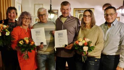 Bild: Schicker/exb
Freuen sich gemeinsam über die Jubiläen: Angela Schicker, Elke und Alois Stifter, Richard und Emilia Neiser, Engelbert Schicker (von links).