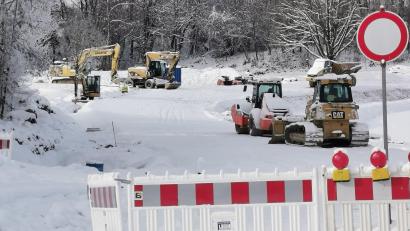 Bild: Portner
Die Baumaschinen legen eine Zwangspause ein. Doch im Sommer soll der Ausbau der Kreisstraße SAD 43 zwischen Fuchsberg und Kühried in der Gemeinde Teunz abgeschlossen sein.