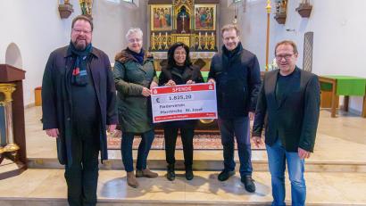 Bild: Benedikt Wedlich/exb
Spendenübergabe: Das Bild zeigt von links Stadtpfarrer Stefan Langer und Bärbel Mader vom Förderverein, Myonnie Bada-Albrecht vom Singkreis Herz Jesu, Berthold Strahl vom Chor "Horizont" und Michael Grünwald vom Gospelchor "Good News" sowie vom Vokalensemble "Gloria Patri". Auf dem Bild fehlt Markus Hoffmann vom Katharinenchor Wunsiedel.