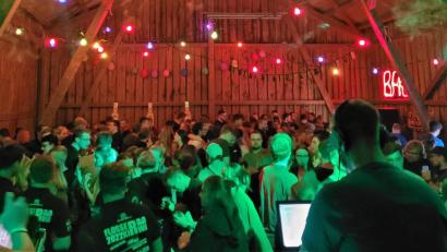 Bild: jml
Wenn in Hannersgrün die Plattenparty steigt, dann ist der „Gosl-Stodl“ randvoll mit Besuchern aller Altersgruppen. Da wird bis spät abends fröhlich gefeiert.