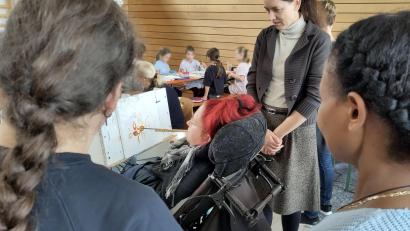 Bild: Lebenshilfe Mitterteich/exb
Künstlerin Veronika Svatošová zeigt, wie Mund-Malen funktioniert.