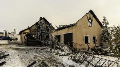 Bild: Hösamer
Ein Anwesen in Högling ist durch ein Feuer in der Nacht zum Montag weitgehend zerstört. Das Wohnhaus ist nicht mehr nutzbar.