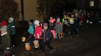 Bild: pi
"Laterne, Laterne, Sonne, Mond und Sterne" erklingt es beim Zug zum Kinderhaus immer wieder.