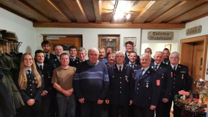 Bild: Tobias Göbl/exb
Die Feuerwehr Lintach ehrt langjährige Mitglieder (von links): Kate Rehaber (Beisitzerin), Matthias Rehaber (Kassier), Andreas Batek (Jugendwart), Benjamin Weiß (Erster Kommandant), Richard Auer (50 Jahre), Philipp Schlaffer (Fahnenjunker), Manfred Erras (50 Jahre), Georg Scheffmann (40 Jahre), Alois Heldmann (50 Jahre), Philipp Meier (Zweiter Vorsitzender), Werner Lukas (50 Jahre), Albert Gottschalk (50 Jahre), Michael Weiß (Erster Vorsitzender), Johannes Winkler (Schriftführer), Gerhard Schönberger (50 Jahre), Michael Schneider (Gerätewart), Zweiter Bürgermeister Franz Weiß (50 Jahre), Julian Göbl (Beisitzer), Ehrenkommandant Wolfgang Göbl (40 Jahre).