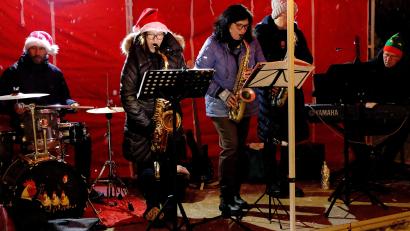 Bild: R. Kreuzer
Die Jazz-Formation "Chicks & Escapades" begleitet den Adventsmarkt.