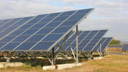 Bild: bö
Aus dem Jahresüberschuss der 1,1 Mega-Peak großen Photovoltaikanlage auf dem Aichaer Berg kann sie Solarpark Hohenburg GmbH für das Jahr 2022 70000 Euro an die Gemeinde Hohenburg überweisen.