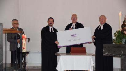 Bild: wku
Aus zwei Gemeinden wird eine. Von links: Manfred Hellbach, Pfarrer Stefan Fischer, Regionalbischof Klaus Stiegler und Pfarrer Heinrich Arweck nach der Unterzeichnung des Kooperationsvertrages.