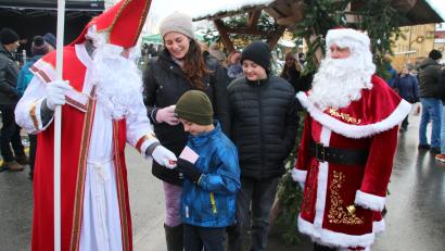 Bild: sne
Nikolaus und Santa Clause verteilten Süßigkeiten an die Kinder.