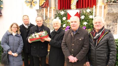 Bild: prh
Mesner Josef Gleißner (Dritter von links) wurde für sein 30-jähriges Arbeitsjubiläum von der Kirchenverwaltung mit Kirchenpfleger Michael Kippes (Zweiter von links) und Stadtpfarrer Josef Häring (Dritter von rechts) geehrt.