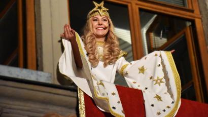 Bild: ubb
Mit einem Lächeln begrüßte das Tirschenreuther Christkind vom Rathausfenster aus gut 500 Kinder und Erwachsene. Amelie Heyd hat diese Aufgabe in diesem Jahr zum zweiten Mal übernommen.