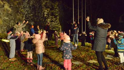 Bild: bey
Die Kinder in Parkstein feiern das Martinsfest.