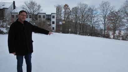 Bild: gsp
Norbert Vogl vom Landratsamt Amberg-Sulzbach zeigt die 1000 Quadratmeter große Fläche direkt neben dem Schwesternwohnheim der St. Johannes-Klinik in Auerbach, die aus Sicht des Landkreises für den Bau einer Asyl-Unterkunft geeignet wäre.