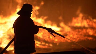 Symbolbild: Dominique Leppin
150 Feuerwehrleute und 30 Rettungskräfte waren am Montagabend im Einsatz, um einen Brand in Weißdorf im Landkreis Hof zu löschen.