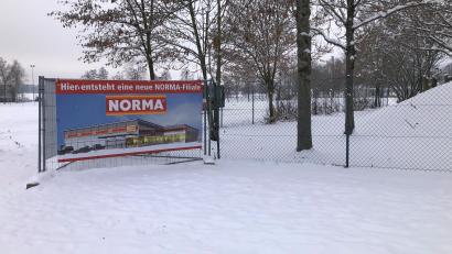 Bild: wro
Norma will in Wiesau einen Verbrauchermarkt errichten. Bürgermeister Toni Dutz erklärte in der Bürgerversammlung, dass in einigen Tagen ein Bauzaun aufgestellt und mindestens ein Bagger anrollen werde.