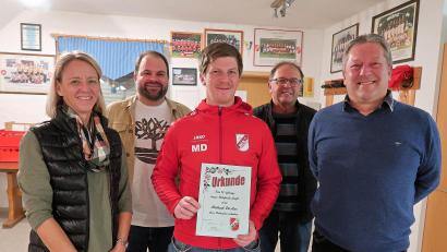 Bild: bsc
Michael Dostler (vorne, Mitte) wurde bei der Jahreshauptversammlung des Fördervereins des Turn- und Sportvereins Friedenfels für seine zehnjährige Vereinstreue ausgezeichnet. Kassenwart Alexandra Kaßeckert (vorne, links) und Vorsitzender Karl Trottmann (vorne, rechts) sowie die beiden Vorsitzenden des TSV-Hauptvereins, Johannes Härtl und Helmut Radimerski (hinten, von links), gratulierten.