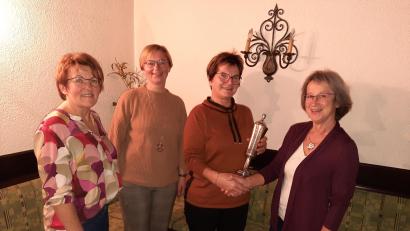Bild: Annette Heldmann/exb
Der Obst- und Gartenbauverein Högling-Jeding ehrt die Sieger des Gartenfruchtwettbewerbs: (von links) Vorsitzende Christa Schlosser, Referentin Maria Treiber, Gewinnerin Magdalena Schmidbauer und Vorsitzende Gerlinde Ott.