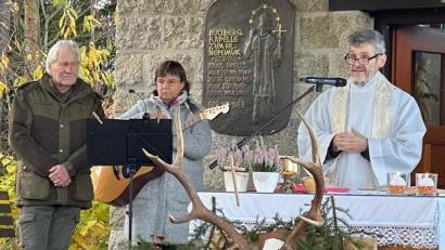 Bild: Sabine Weiß/exb
An der Kapelle St. Nepomuk am Buchberg zelebriert der Schnaittenbacher Stadtpfarrer Helmut Brügel (rechts) eine Hubertusmesse.