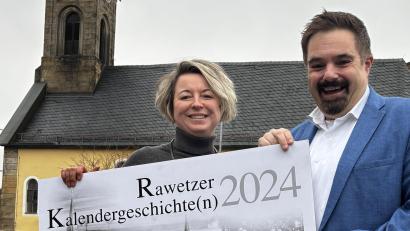 Bild: Sebastian Macht/exb
Informationen über Marktredwitzer Kirchen liefern die „Rawetzer Kalendergeschichte(n)“, die Mary Möller-Hartung und Sebastian Macht (von links) vorstellten.