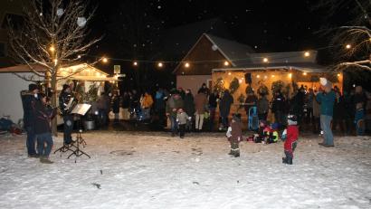 Bild: bjp
Schneefall und stimmungsvolle Weihnachtslied-Klassiker: Beim Christbaumfest auf dem Preißacher Schützenplatz passte das Ambiente perfekt.