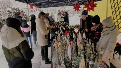 Bild: gz
Die Ministrantinnen boten Adventlichter in Flaschen an.