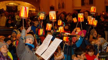 Bild: Kinderhaus St. Michael/exb
Mit ihren Laternen zogen die Mädchen und Buben des Kinderhauses St. Michael in die Basilika Waldsassen ein.