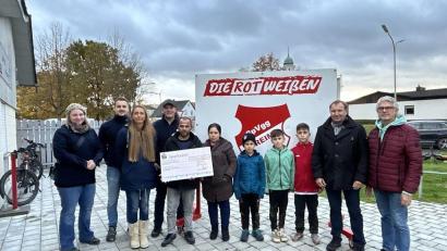 Bild: Blöth/exb
Die SpVgg Pfreimd spendet eine Spende von 4000 Euro an die Familie Bilasani in Pfreimd, die ihr Hab und Gut bei einem Brand verloren hat.