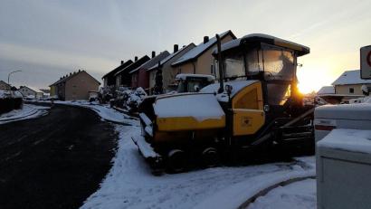 Bild: Regina Zahn/Stadt Tirschenreuth/exb
Die Asphaltierarbeiten in der Kleinklenauer Straße haben am Dienstag begonnen. Die Straße wird deshalb voll gesperrt.