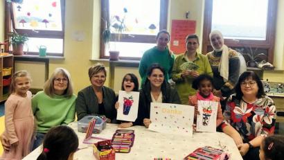Bild: mor
Über die Spende von 700 Euro freuen sich Birgit Wächter (stehend, Mitte), die Mitarbeiterinnen und Kinder der OGTS. Anita Heßler, Luise Pappenberger und Susanne Schnabel (sitzend, von links) überreichten den Erlös aus dem MUT-Konzert.