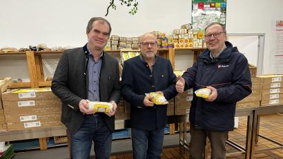 Bild: Lions-Club Marktredwitz-Fichtelgebirge/exb
Lions-Club-Präsident Dr. Oliver Schott (Bildmitte) sowie der Vorsitzende des Lions-Hilfswerks, Flavio Herrmann (links), und der Beauftragte des Malteser Hilfswerks für die Selber Tafel, Peter Enzi (rechts), bei der Übergabe der Weihnachtsstollen.