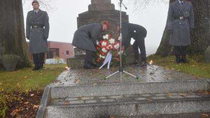 Bild: fz
Bürgermeister Karlheinz Budnik und Hauptmann Patrick Pecher legen bei der Gedenkfeier zum Volkstrauertag in Neuhaus einen Kranz nieder.