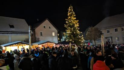 Bild: exb; Marktverband/Anna Rauh
Beliebt als Treffpunkt die Advent After-Work-Party in Kirchenthumbach. Ideales Winterwetter lockt viele Gäste zum Turnerplatz. Nächste Auflage: Donnerstag, 7. Dezember, ab 17 Uhr.