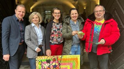 Bild: Klinikum Borchers/exb
Hans Günther Zobel (rechts) übergibt die Spende an die Vertreterin des Kinderpalliativteams, Christina Neiß (Zweite von rechts).
