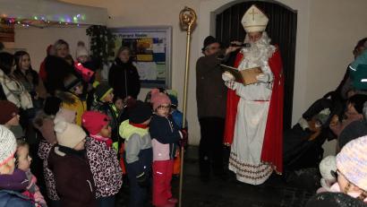 Bild: mrr
Der heilige Nikolaus erkundigte sich, ob die Riedener Kindergartenkinder anständig gewesen sind. Pfarrer Slawomir Niemczewski (mit Mikro) sorgte für die richtige Lautstärke.