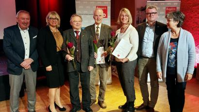Bild: mfh
Langjährige Mitglieder werden von Mandatsträgern in die Mitte genommen: Von links Fraktionsvorsitzender Joachim Bender), Ortsvereinsvorsitzende Bettina Moser, Gerd Geismann (60 Jahre Mitglied); Helmut Wiesend (40), Heike Graf (25), Erster Bürgermeister Michael Göth sowie Dritte Bürgermeisterin Michael Hildegard Geismann.