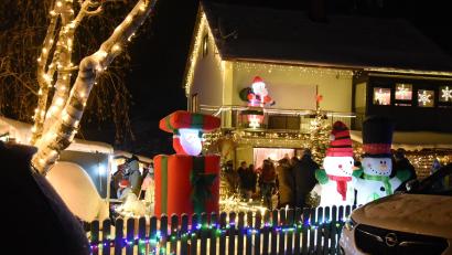 Bild: Geli&#039;s Fotostudio/exb
Das beleuchtete Weihnachtshaus in Ernestgrün.