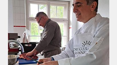 Archivbild: Landratsamt Tirschenreuth/exb
So funktioniert das Projekt "Über den Tellerrand": Jabar Vaziri (rechts) bereitet mit Profi-Koch Johann Lemberger das Menü vor. Beide waren auch bei der Verleihung des Inklusionspreises in Regensburg dabei.