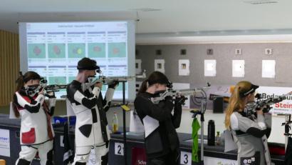 Bild: rwo
Maria Kausler gegen Simon Renkl 397:394 und Janine Herbst gegen Lisa Forster 394:388 gingen wieder mit starken Leistungen voran.