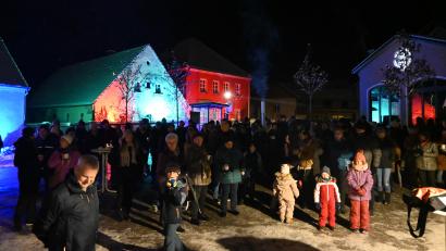 Bild: kki
Jung und Alt traf sich auf dem Dorfplatz bei "Pirk leuchtet".