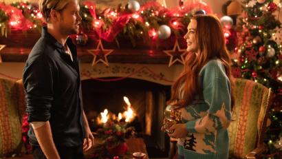 Symbolbild: Scott Everett White /dpa
Chord Overstreet als Jake Russell und Lindsay Lohan als Sierra Belmont in einer Szene des Films "Falling for Christmas". Der Film ist seit 10. November 2022 bei Netflix abrufbar und gehört zum populären Genre der "Christmas Romcoms", der romantischen Weihnachtsfilme.