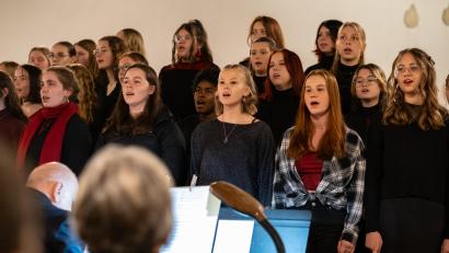 Bild: Hendrik Rosenboem/DJDS
Chorgesang begeisterte die Zuhörer beim Adventskonzert der Dr.-Johanna-Decker-Schulen.