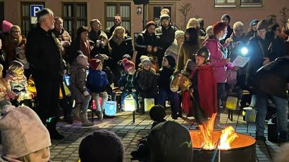 Bild: xs
Auf dem Platz hinter dem Dostlerhaus ist die Martinsfeier des Kindergartens Pressath.