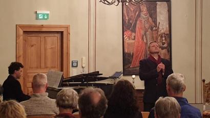 Bild: Arnds/exb
Oliver Munique (rechts) und Francisco Daniel Delgado Garcìa (links am Klavier) gestalten den „Winterzauber“ in Pfreimd.