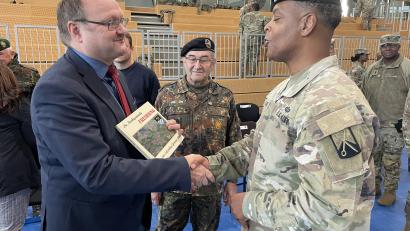 Bild: Krones
Bürgermeister Uwe König (links) mit Command Sergeant Major Donald C. Glover.