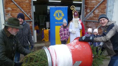 Bild: usc
Bereits zum 30. Mal findet heuer der Christbaummarkt des Lions-Clubs Amberg-Sulzbach statt. Es werden frischgeschlagene Bäume aus der Oberpfalz angeboten. Wie immer ist auch der Nikolaus unterwegs, der an die Kindern süße Geschenke verteilt.