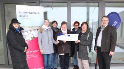 Bild: Pollinger/exb
Johanniter-Regionalvorstand Martin Steinkirchner (rechts) sowie die Vertreterinnen von Hospiz und Hospitzverein freuen sich über die Spende des Frauenbundes. Im Bild von links Gisela Pöhler, Katharina Salbeck, Sabine Sudler, Betti Bindl, Margareta Drexler und Silvia Schießl .