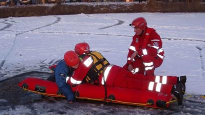 Bild: u
Ein Helfer der Hirschauer Wasserwacht arbeitet sich bei einer Übung mit einem Eisrettungsschlitten an die Einbruchstelle im Mühlweiher vor und befreit das Opfer aus seiner bedrohlichen Lage.