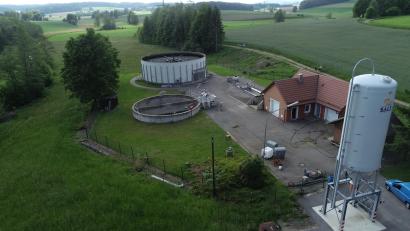 Bild: bey
Auf die Ackerfläche oberhalb des an der Kläranlage vorbeiführenden Weges soll die Freiflächenphotovoltaikanlage zur Versorgung der Kläranlage entstehen. Eine neue externe Leitungsführung würde 180.000 Euro kosten.