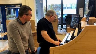 Bild: Josef Schönhammer/exb
Orgelbauer Oliver Schmidt und Musiklehrer Ludwig Schmitt beim Aufbau der Orgel in der Aula des Regental-Gymnasiums.