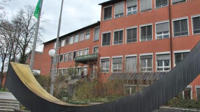 Bild: gsp
Nicht einen Neubau des Berufsschulzentrums in Sulzbach-Rosenberg, dafür die Generalsanierung – das plant jetzt der Kreistag.
